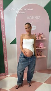 Bar Zomer feet photo thumbnail