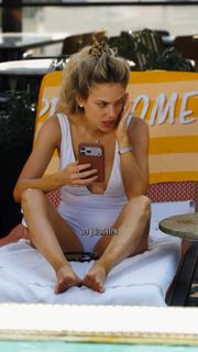 Bar Zomer feet photo 3