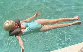 Barbara Windsor feet photo 14