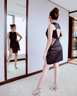 Barkha Singh feet photo thumbnail