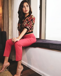 Barkha Singh feet photo thumbnail