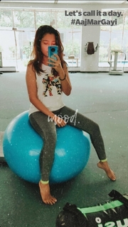 Barkha Singh feet photo thumbnail