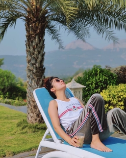 Barkha Singh feet photo thumbnail