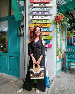 Barkha Singh feet photo thumbnail