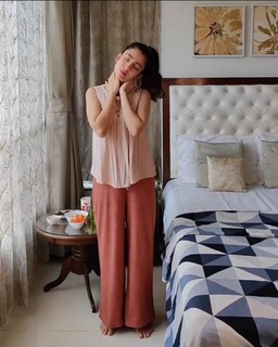 Barkha Singh feet photo thumbnail