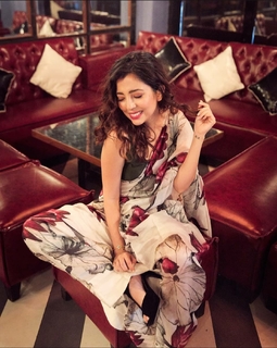 Barkha Singh feet photo thumbnail