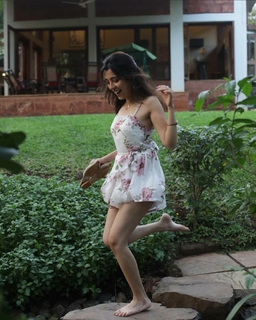 Barkha Singh feet photo thumbnail