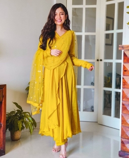 Barkha Singh feet photo thumbnail