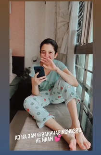 Barkha Singh feet photo thumbnail