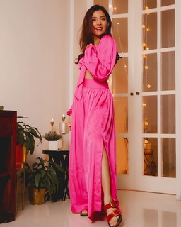 Barkha Singh feet photo thumbnail