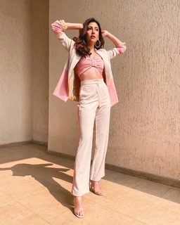 Barkha Singh feet photo thumbnail