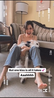 Barkha Singh feet photo thumbnail