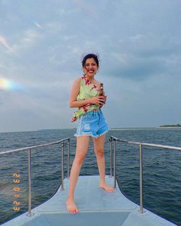 Barkha Singh feet photo thumbnail