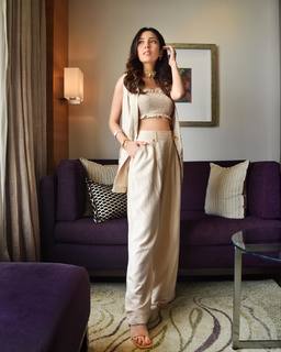 Barkha Singh feet photo thumbnail