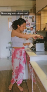 Barkha Singh feet photo thumbnail