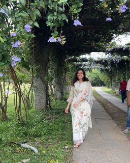 Barkha Singh feet photo thumbnail