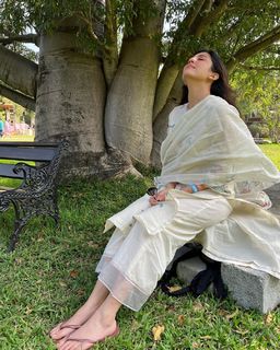 Barkha Singh feet photo thumbnail