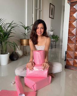 Barkha Singh feet photo thumbnail