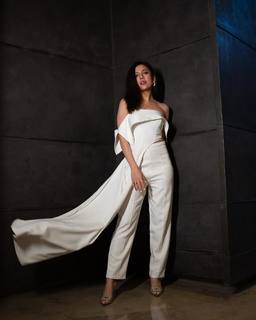 Barkha Singh feet photo thumbnail