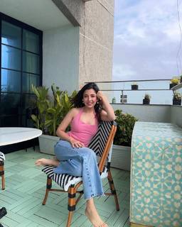 Barkha Singh feet photo thumbnail