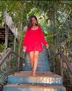 Barkha Singh feet photo thumbnail