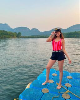 Barkha Singh feet photo thumbnail