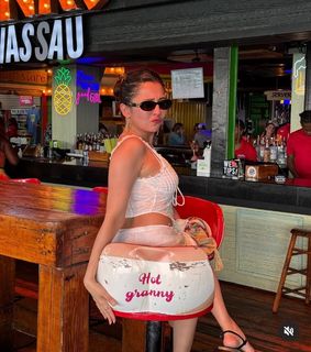 Barkha Singh feet photo thumbnail