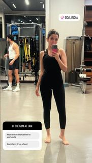 Barkha Singh feet photo thumbnail