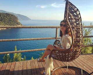 Basak Parlak feet photo thumbnail