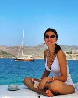 Basak Parlak feet photo thumbnail