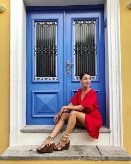 Basak Parlak feet photo thumbnail