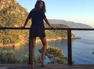 Basak Parlak feet photo thumbnail