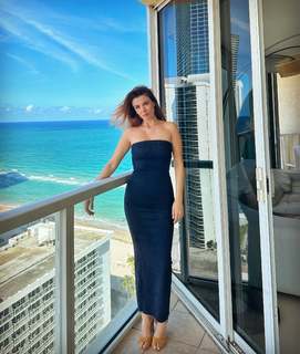 Basak Parlak feet photo thumbnail