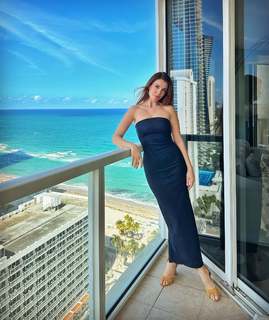 Basak Parlak feet photo thumbnail