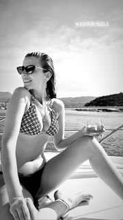 Basak Parlak feet photo thumbnail