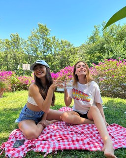 Basak Parlak feet photo thumbnail