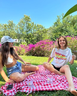 Basak Parlak feet photo thumbnail