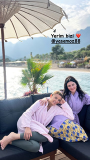 Basak Parlak feet photo thumbnail