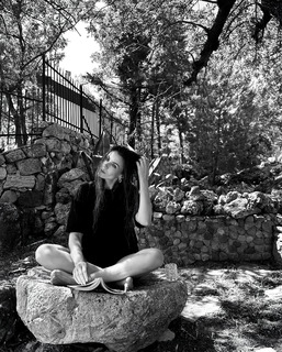 Basak Parlak feet photo thumbnail