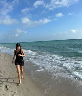 Basak Parlak feet photo thumbnail