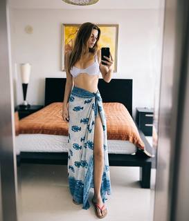 Basak Parlak feet photo thumbnail