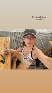 Basak Parlak feet photo thumbnail