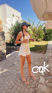 Basak Parlak feet photo thumbnail