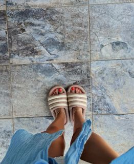 Basak Parlak feet photo thumbnail