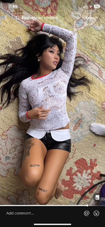 Beabadoobee feet photo thumbnail