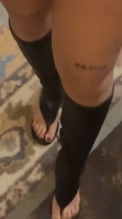 Beabadoobee feet photo thumbnail