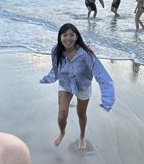 Beabadoobee feet photo thumbnail