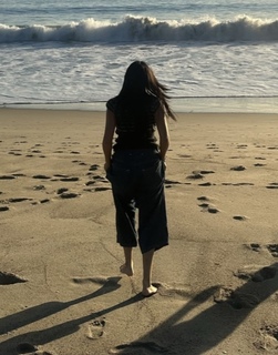 Beabadoobee feet photo thumbnail