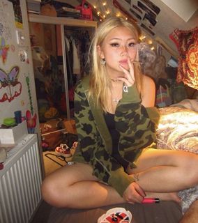 Beabadoobee feet photo 2
