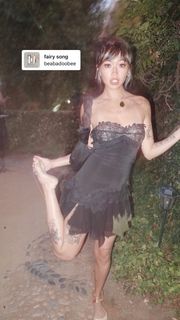Beabadoobee feet photo 1